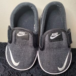 Nike infant toddler walker shoes size 4